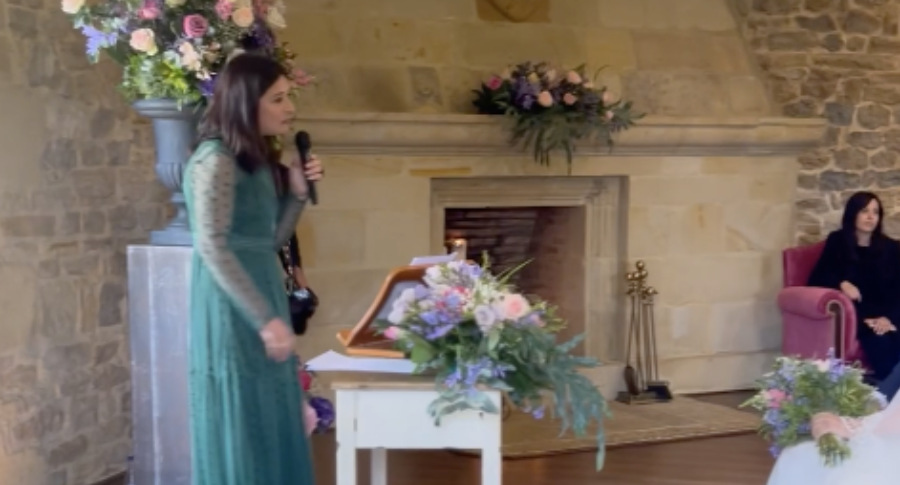 Oficiante de bodas oficiando